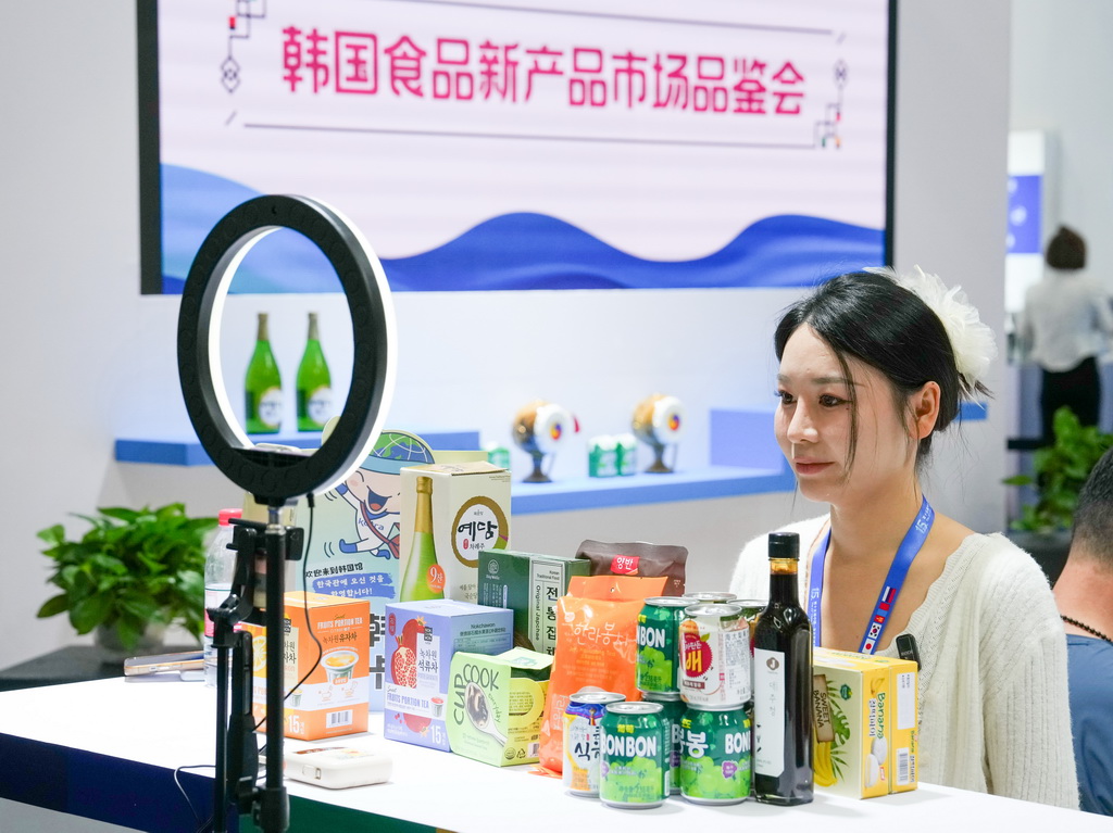 8月27日，參展商在第十五屆中國－東北亞博覽會現場進行線上直播。新華社記者 張楠 攝