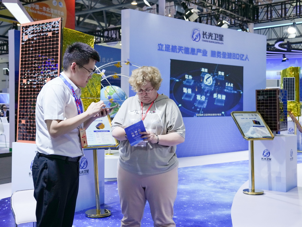 8月27日，參展商（左）與嘉賓在第十五屆中國－東北亞博覽會現場洽談。新華社記者 張楠 攝