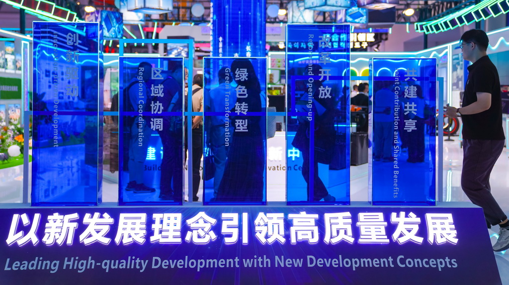 8月27日，參觀者在第十五屆中國－東北亞博覽會開放合作館內參觀。新華社記者 許暢 攝