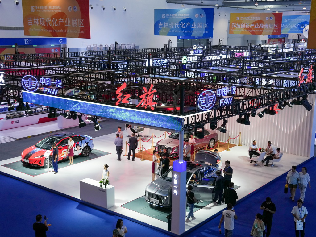 8月27日，人們在第十五屆中國－東北亞博覽會現場參觀。新華社記者 張楠 攝