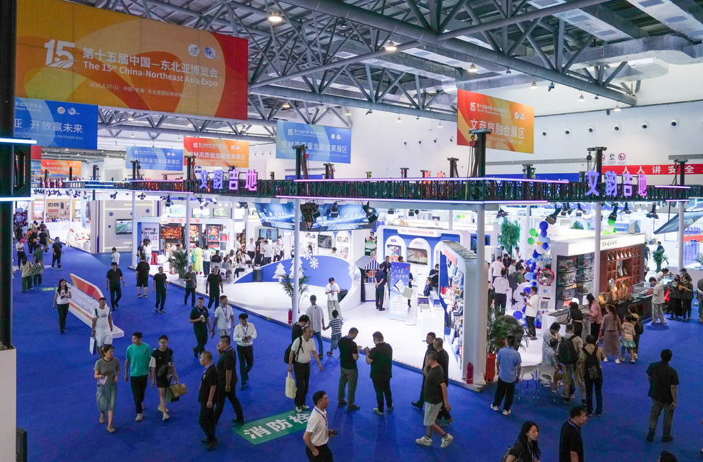 8月27日，人們在第十五屆中國－東北亞博覽會現場參觀。新華社記者 張楠 攝