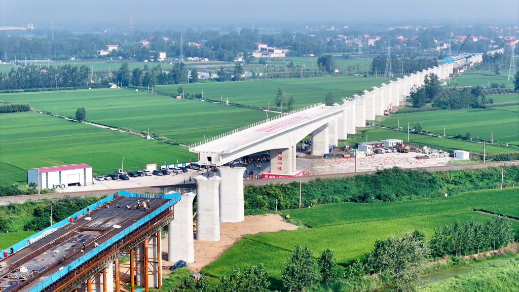 8月28日，中鐵上海局的工作人員在進行濰宿高鐵郯城沭河特大橋上跨膠新鐵路T構梁轉體作業（無人機照片）。