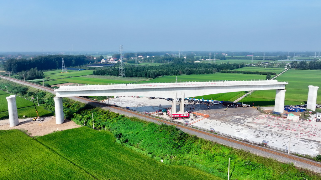 8月28日，中鐵上海局的工作人員在進行濰宿高鐵郯城沭河特大橋上跨膠新鐵路T構梁轉體作業（無人機照片）。