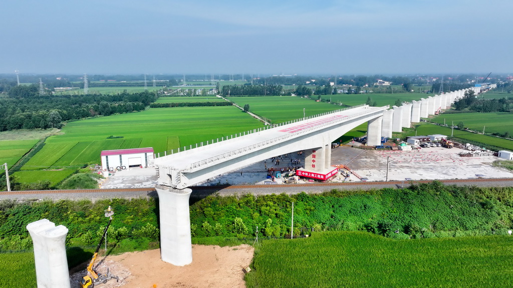 8月28日，中鐵上海局的工作人員在進行濰宿高鐵郯城沭河特大橋上跨膠新鐵路T構梁轉體作業（無人機照片）。