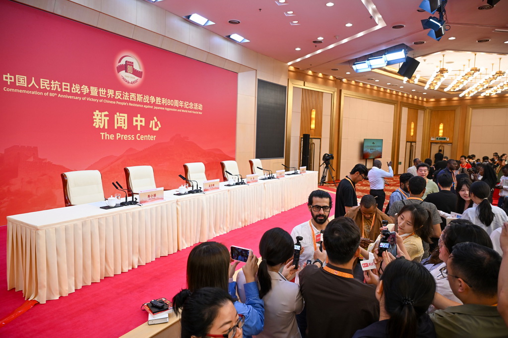 8月28日，記者在新聞中心采訪工作。