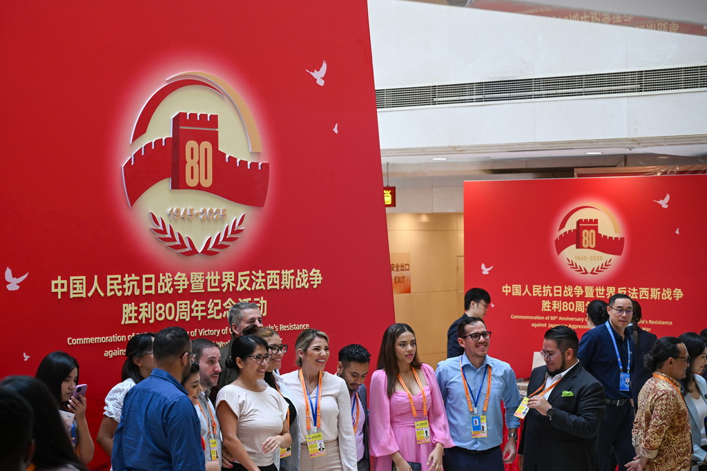 8月28日，記者在新聞中心合影。