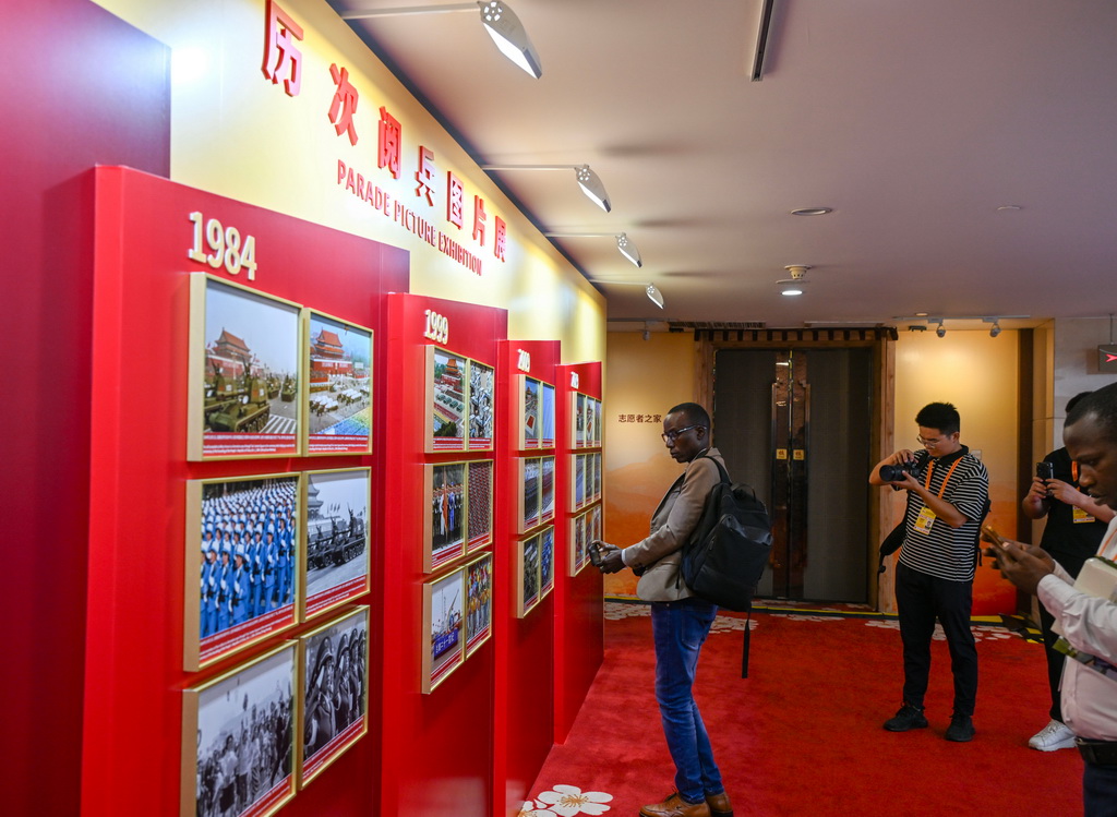 8月28日，記者在新聞中心參觀歷次閱兵圖片展。
