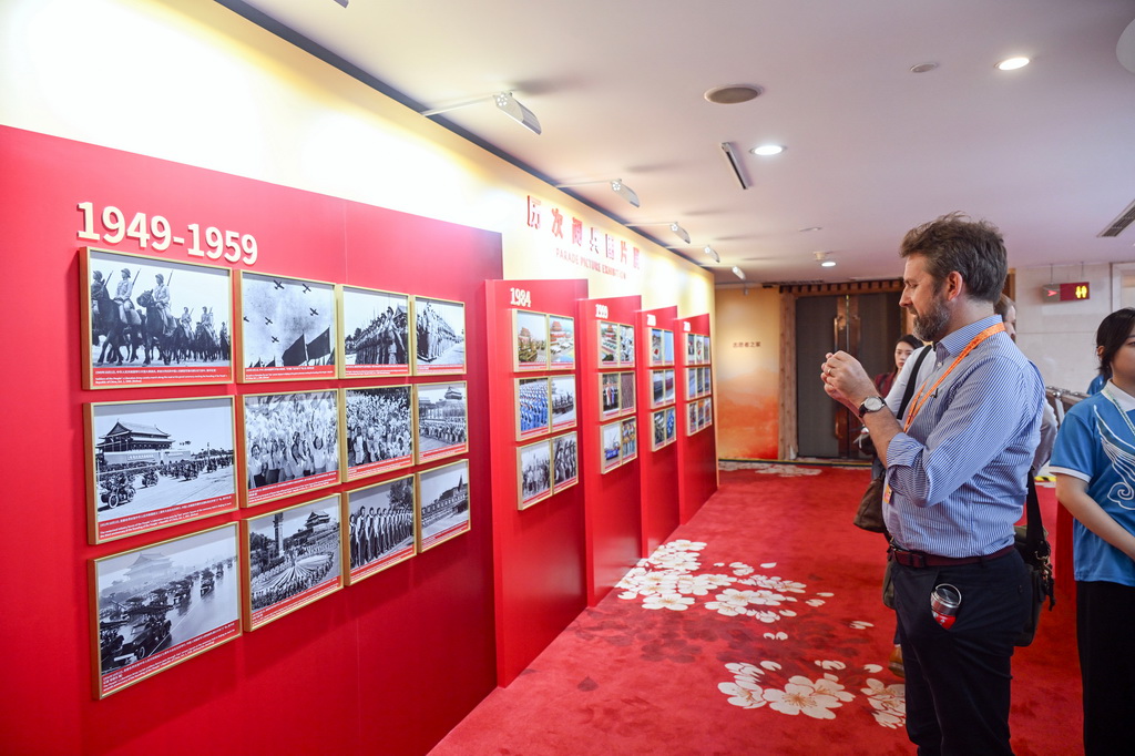 8月28日，記者在新聞中心參觀歷次閱兵圖片展。