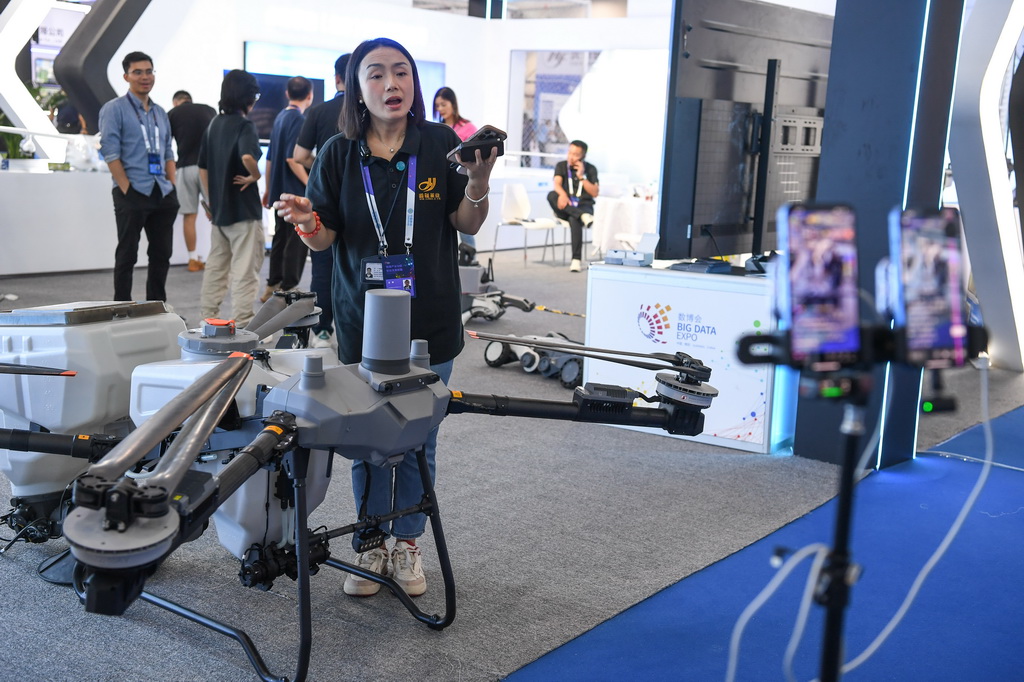 8月28日，參展商在數博會上直播推介一款植保無人機。新華社記者 楊文斌 攝