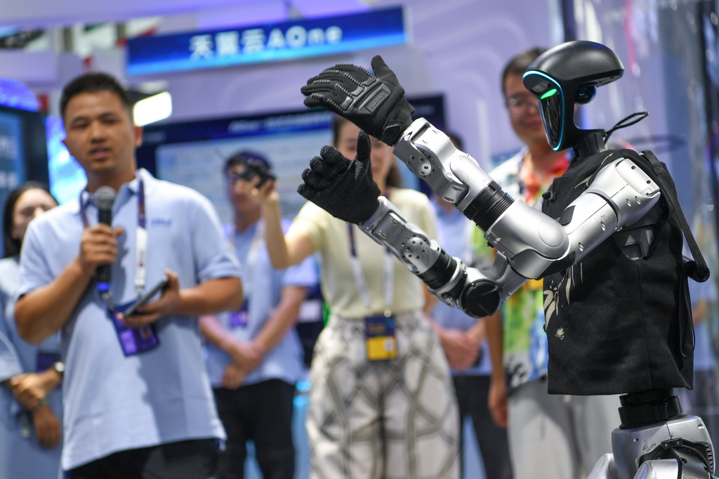 8月28日，中國電信展出的一款機器人在數博會上跳舞。新華社記者 楊文斌 攝