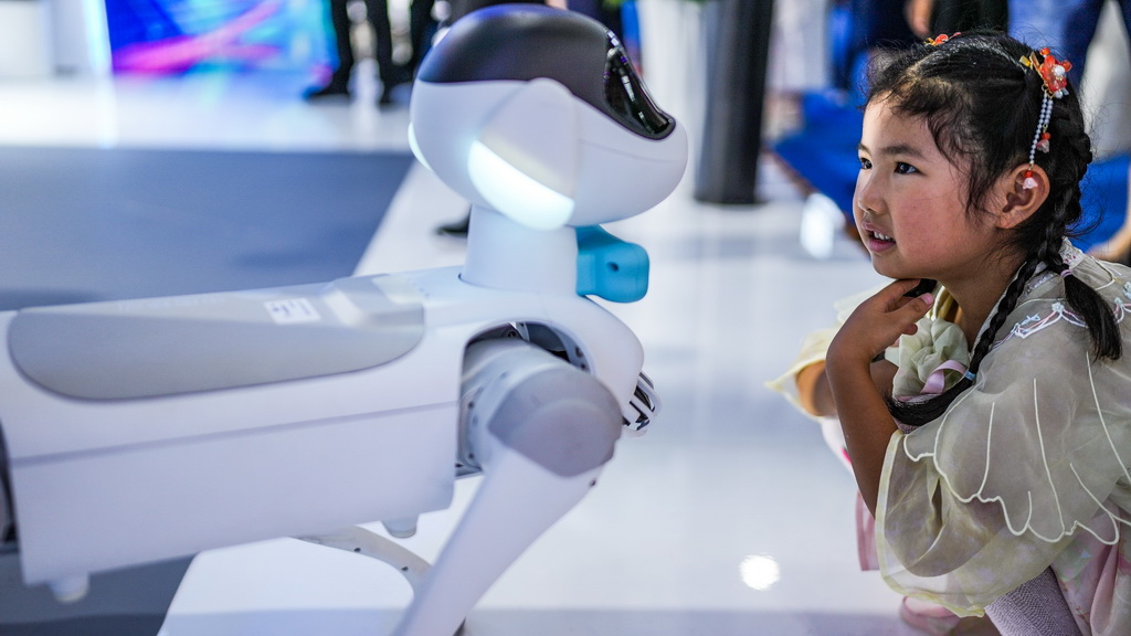 8月28日，小朋友在數博會上觀看機器狗。新華社記者 陶亮 攝