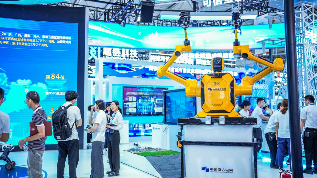 這是數博會上展出的帶電作業機器人（8月28日攝）。新華社記者 陶亮 攝