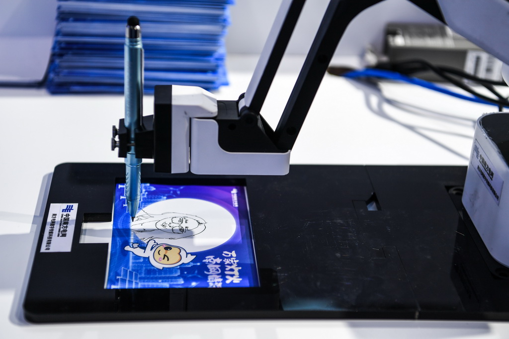 8月28日，南方電網在數博會上展出的一款AI智能畫像機器人在作畫。新華社記者 楊文斌 攝