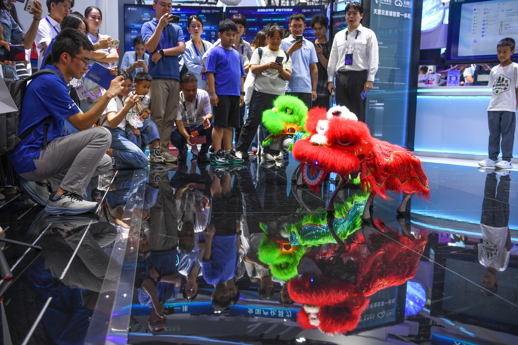 8月28日，中國電信在數博會上展出的一款機器狗在進行舞獅表演。新華社記者 楊文斌 攝