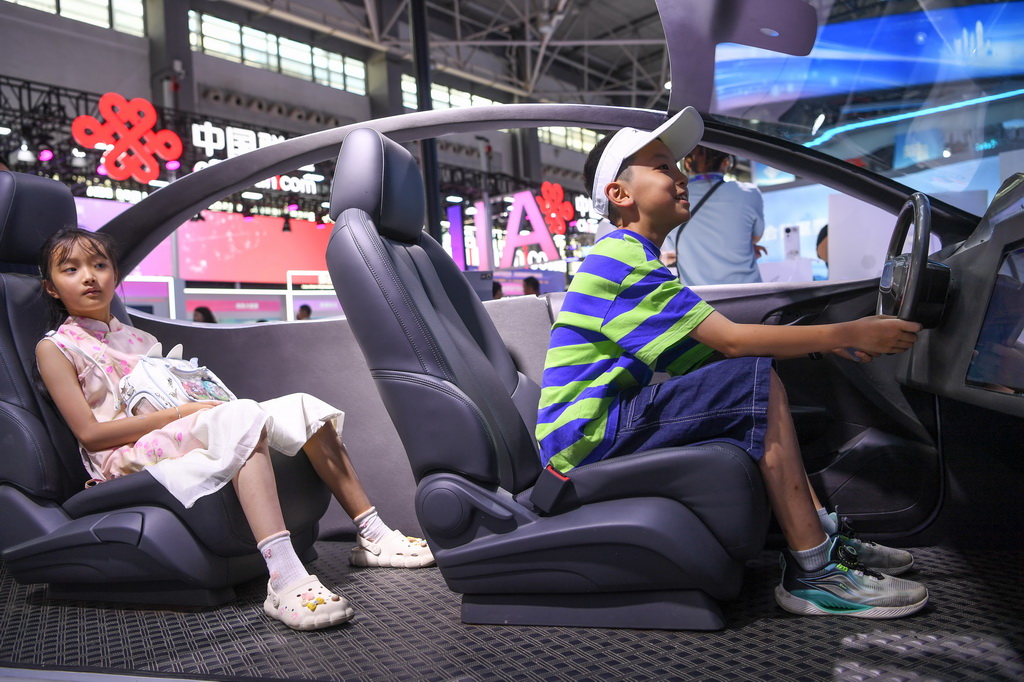 8月28日，小朋友在數博會上體驗AI智能駕駛座艙。新華社記者 楊文斌 攝