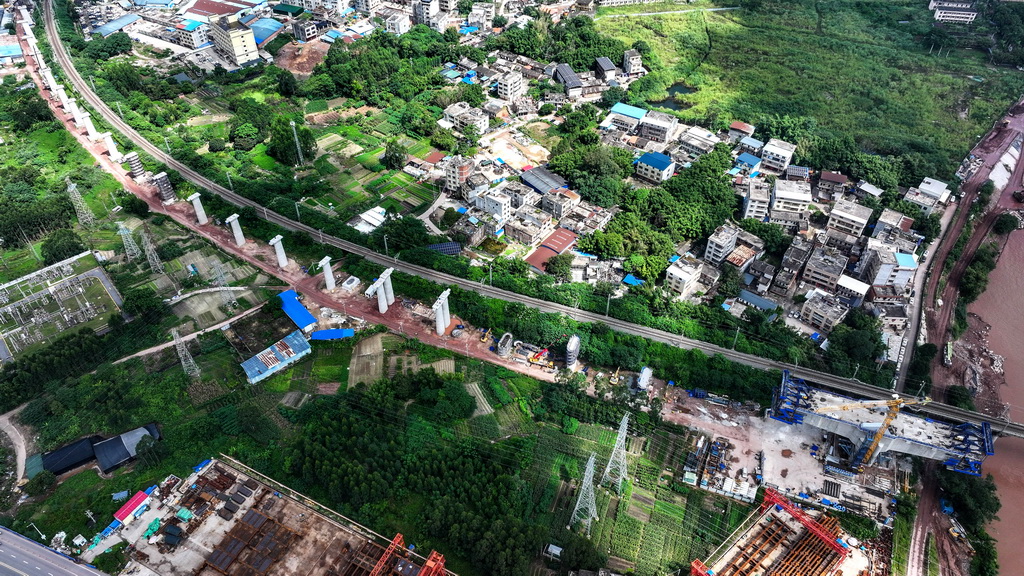 這是建設中的欽北線鐵路橋新橋（8月27日攝，無人機照片）。