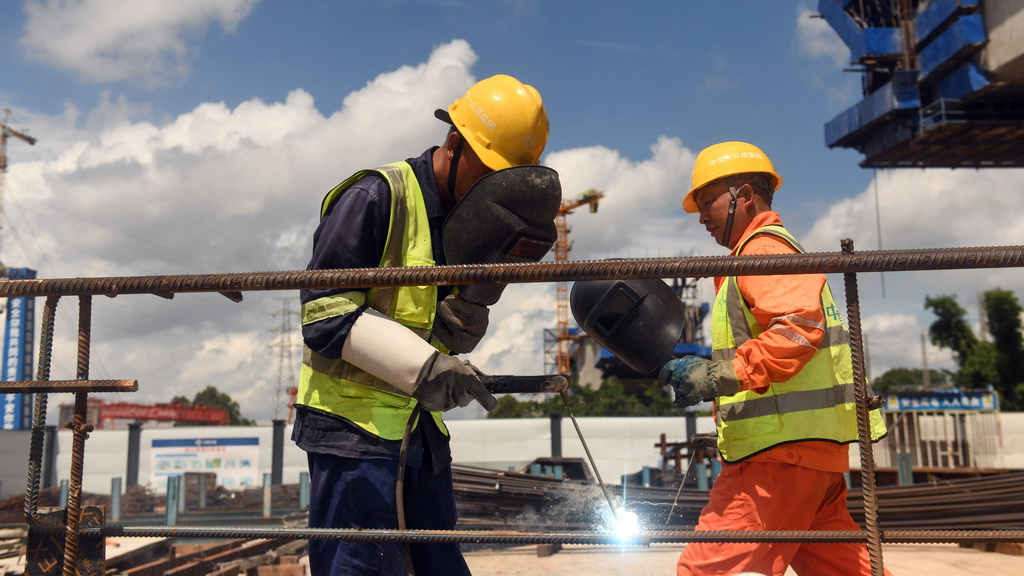 在欽北線鐵路橋新橋工地，工人在進行焊接作業（8月27日攝）。新華社記者 張愛林 攝