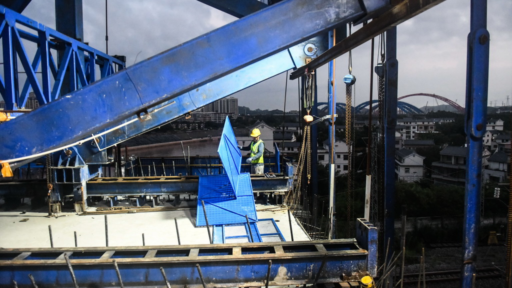 在欽北線鐵路橋新橋工地，工人在搭建安全欄（8月28日攝）。新華社記者 張愛林 攝