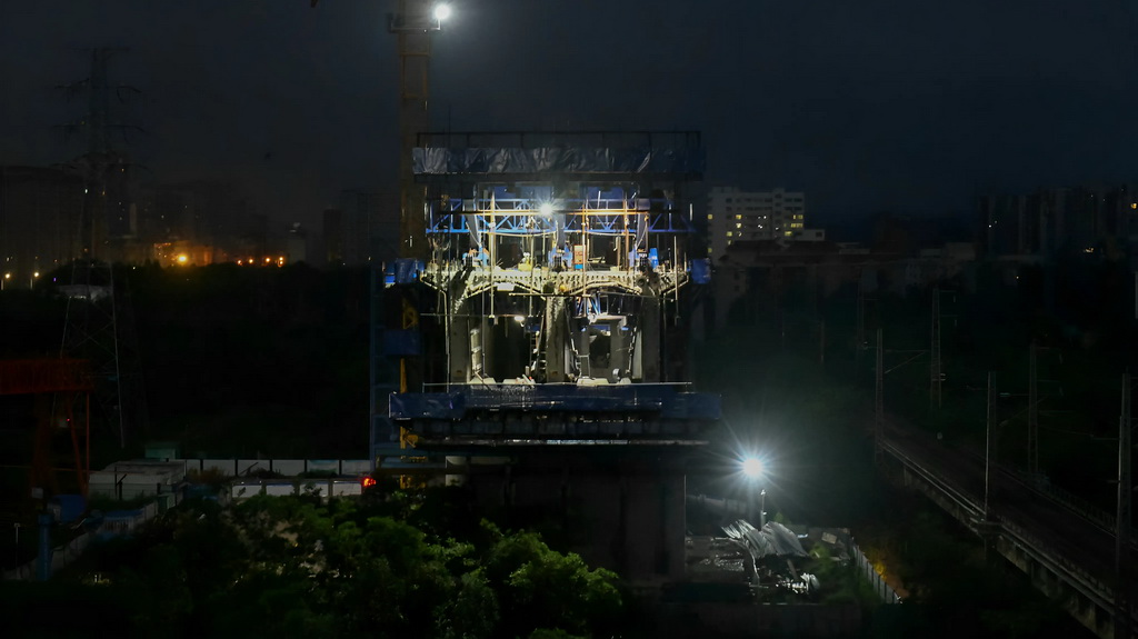 8月28日清晨，工人在欽北線鐵路橋新橋工地加緊施工。新華社記者 張愛林 攝