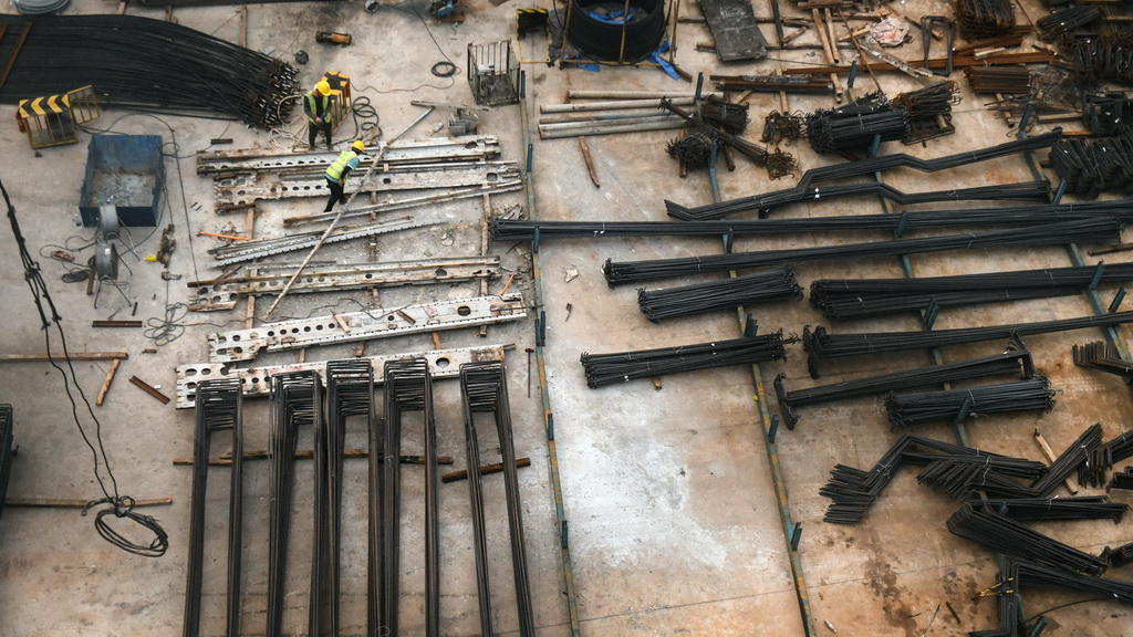 工人在位于廣西欽州的欽北線鐵路橋新橋工地施工（8月28日攝）。