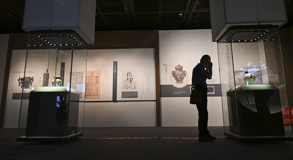 琉璃河遺址出土文物克盉（左）、克罍在展覽中同時展出（8月28日攝）。