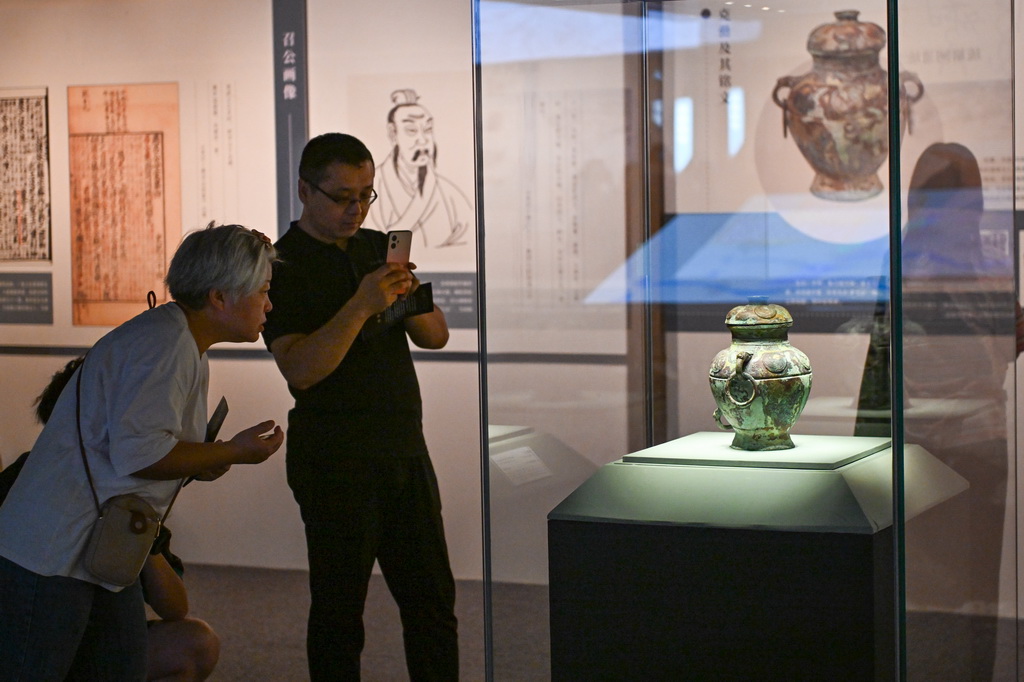8月28日，觀眾在展覽中觀看文物克罍。