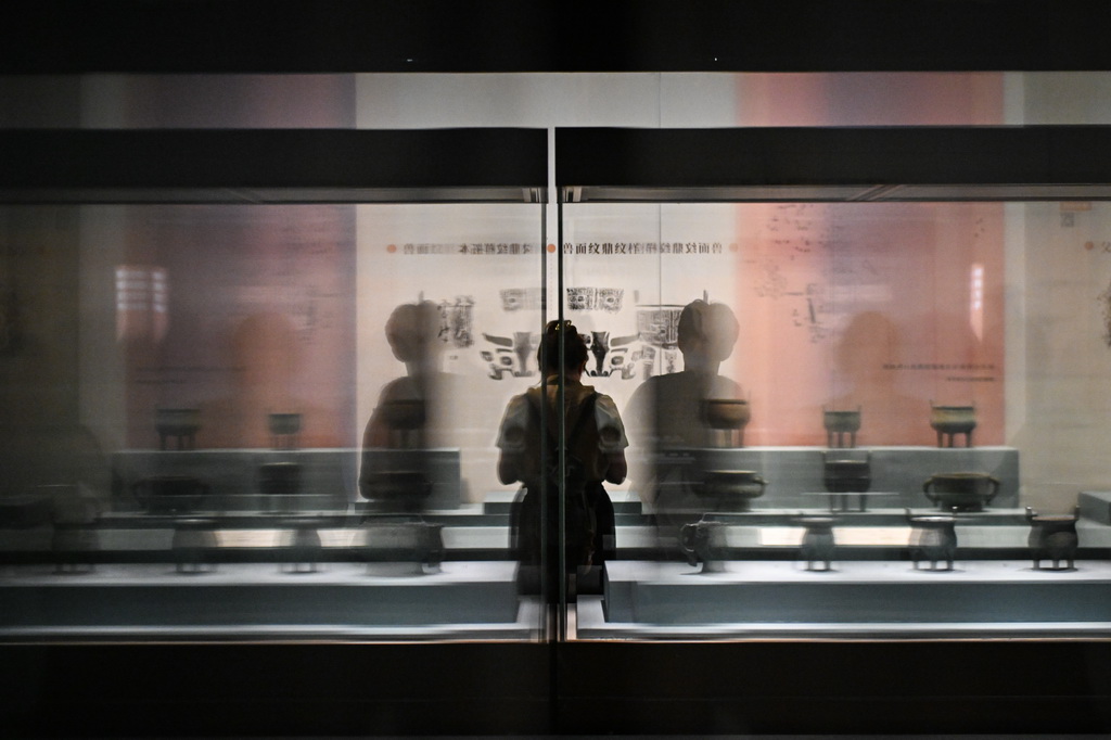 8月28日，觀眾在參觀展覽中的各類青銅器。