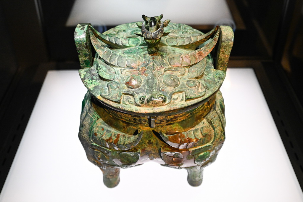 這是8月28日在展覽中拍攝的牛頭紋帶蓋伯矩鬲。