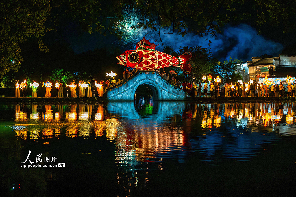 安徽黟縣:魚燈巡游鬧古村【2】