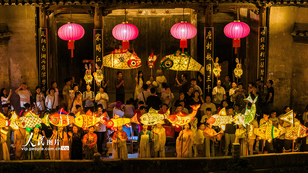 安徽黟縣:魚燈巡游鬧古村【6】