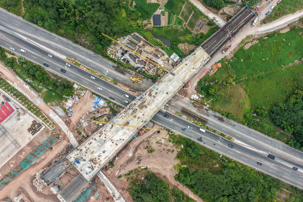 這是8月30日拍攝的成渝中線高鐵科學城站六線道岔特大橋建設現場（無人機照片）。