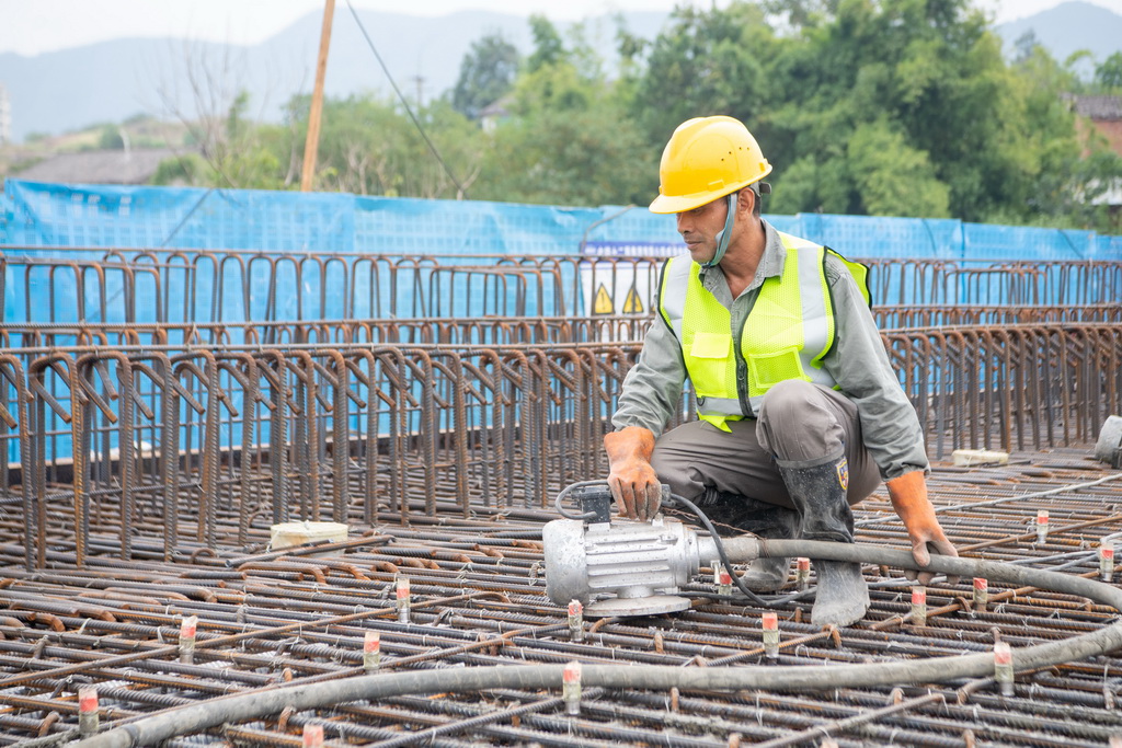 8月30日，工人在成渝中線高鐵科學城站六線道岔特大橋建設現場施工作業。