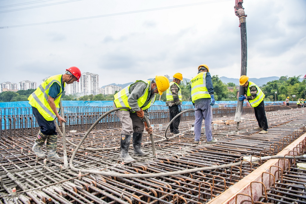 8月30日，工人在成渝中線高鐵科學城站六線道岔特大橋建設現場施工作業。