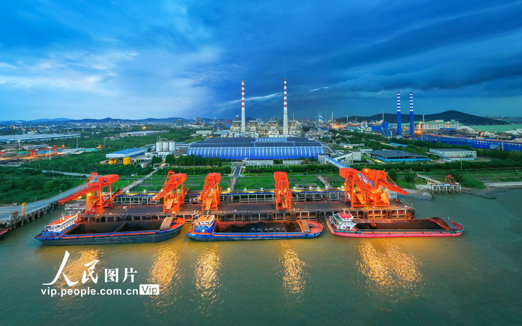 2025年8月30日，位于安徽省馬鞍山市長江岸線邊的馬鞍山港正在有序卸運電煤。