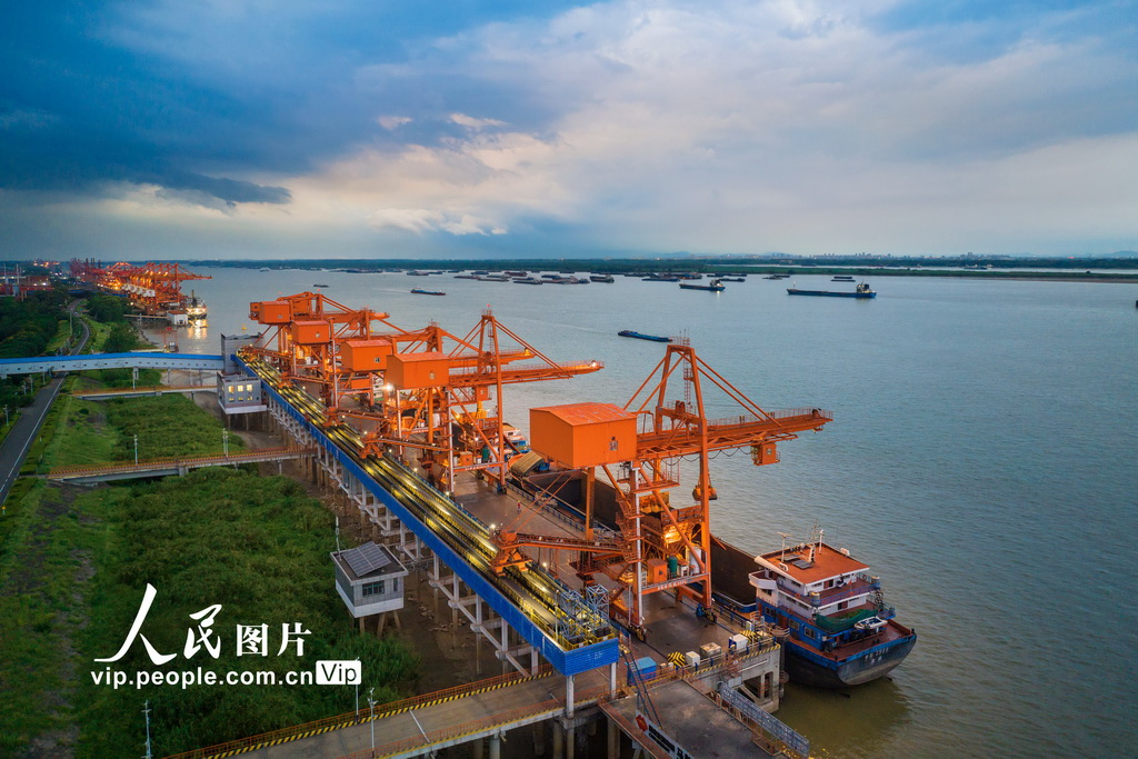 2025年8月30日，位于安徽省馬鞍山市長江岸線邊的馬鞍山港正在有序卸運電煤。