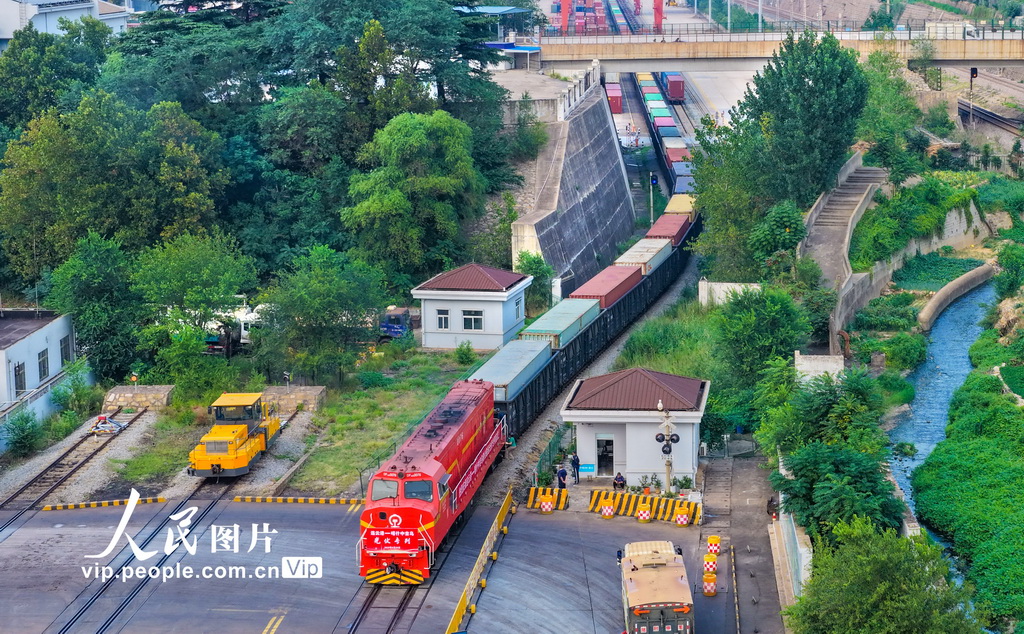 江蘇:中哈(連云港)物流合作基地開出首列光伏專列【4】