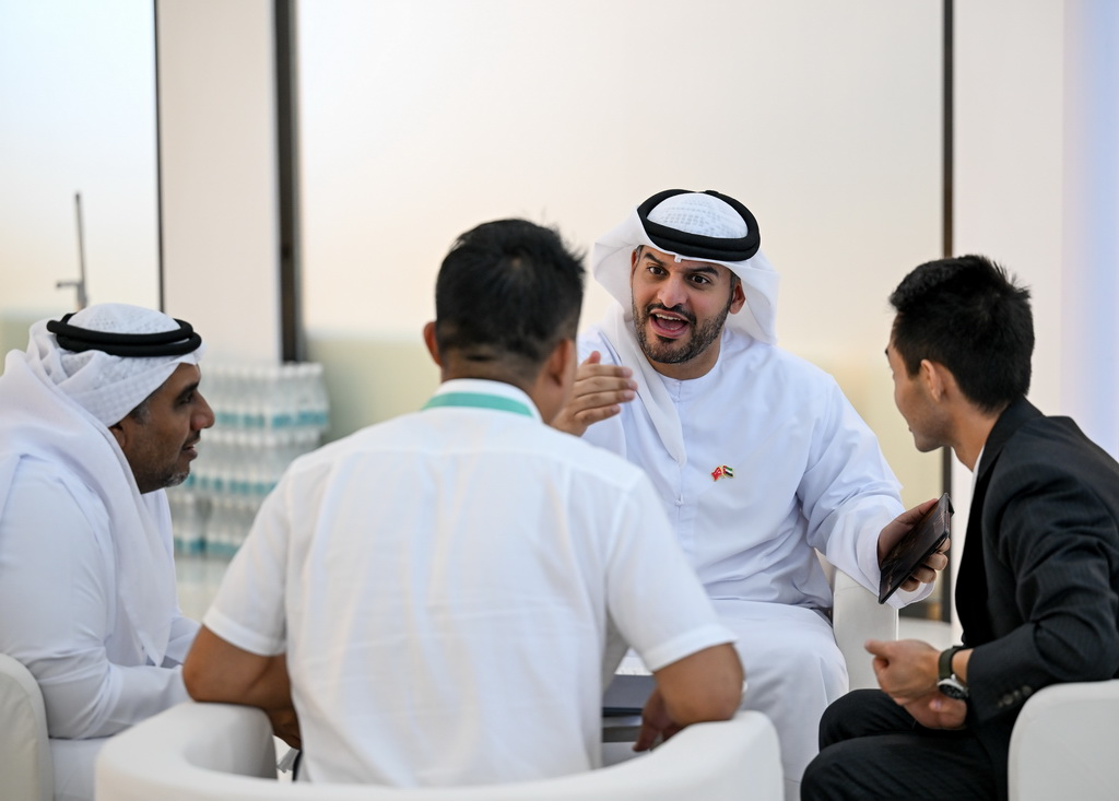 8月30日，在博覽會上，來自阿聯酋的參會人員（右二）與中國參展商洽談。新華社記者 馮開華 攝