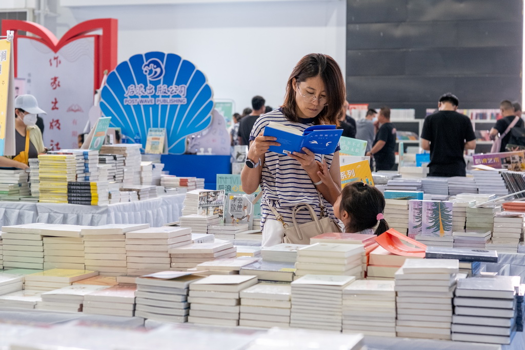 8月31日，讀者在內蒙古呼和浩特市2025北疆書展閱讀書籍。