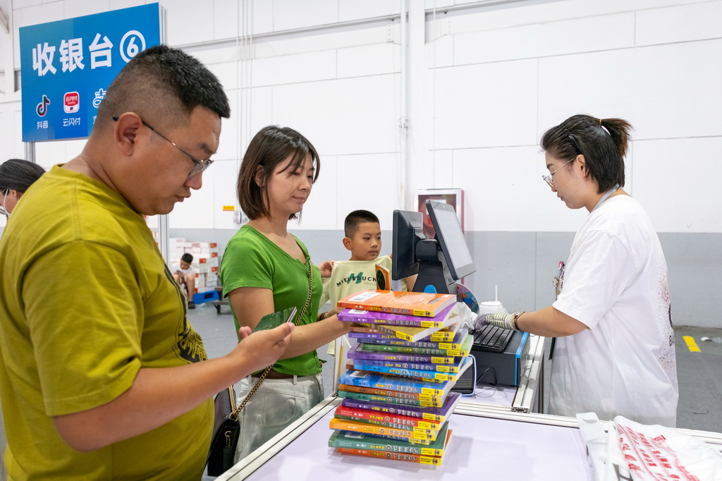 8月31日，讀者在內蒙古呼和浩特市2025北疆書展購買書籍。
