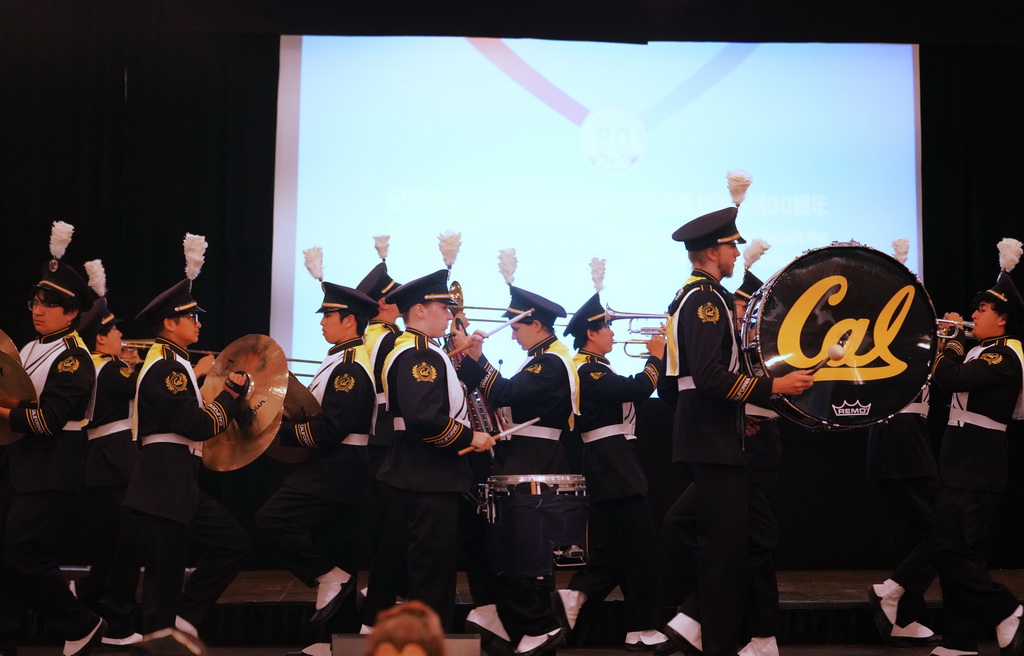 8月30日，在美國舊金山灣區舉行的中國人民抗日戰爭暨世界反法西斯戰爭勝利80周年紀念活動上，美國加州大學伯克利分校行進樂隊演奏《保衛黃河》等樂曲。