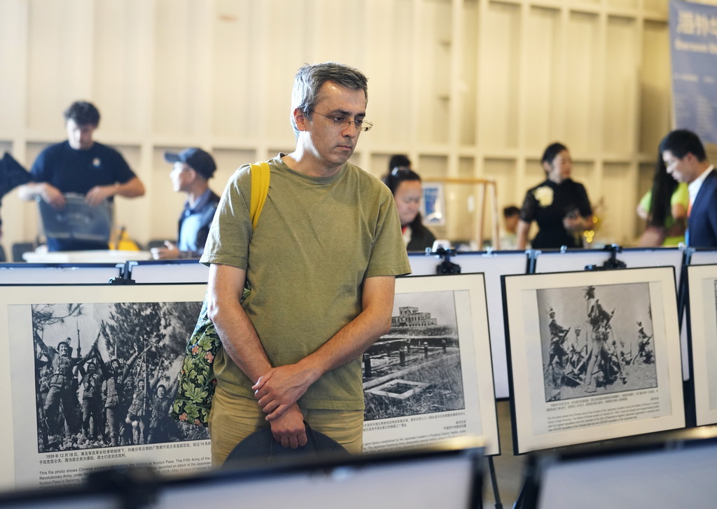 8月30日，在美國舊金山灣區舉行的中國人民抗日戰爭暨世界反法西斯戰爭勝利80周年紀念活動上，一名參觀者觀看抗戰主題攝影展。