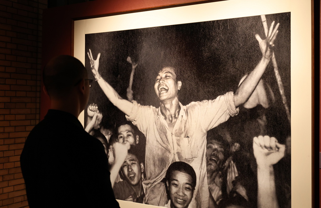 9月1日，參觀者在藝術展上展出的攝影作品前駐足觀看。