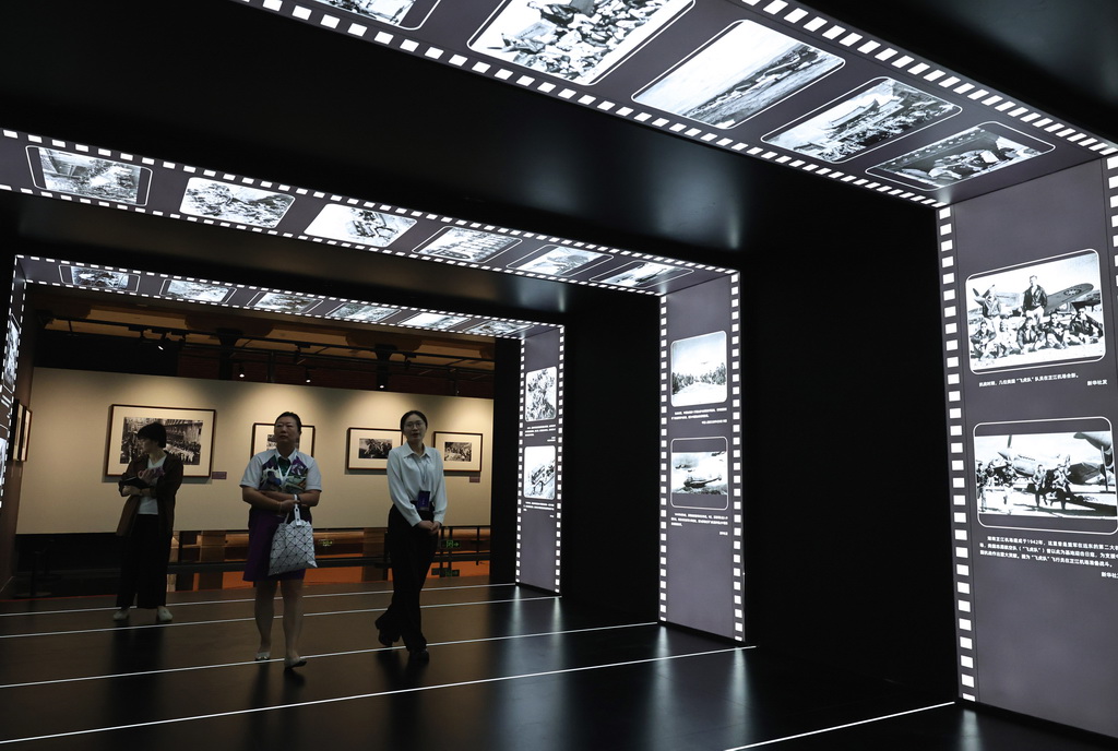 9月1日，參觀者走在藝術展照片布景長廊中。