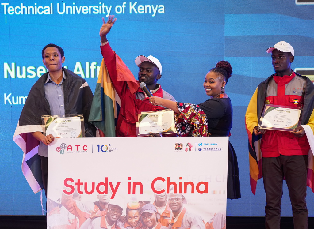 9月1日，在肯尼亞首都內羅畢，第十屆非洲職業技能挑戰賽獲獎選手在閉幕式暨頒獎儀式上向觀眾揮手致意。新華社記者 李亞輝 攝