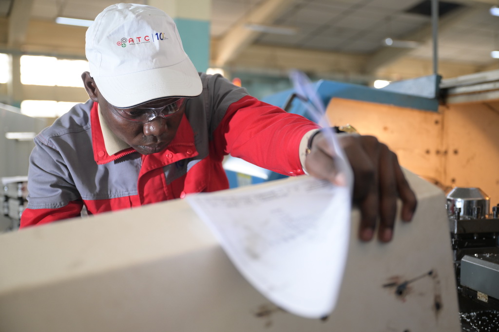 8月29日，在位于肯尼亞首都內羅畢的肯尼亞科技大學，一名第十屆非洲職業技能挑戰賽的參賽選手在數控機床前工作。新華社記者 楊光 攝