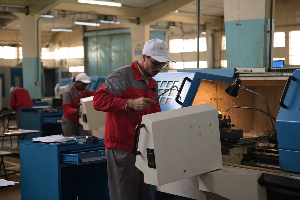 8月29日，在位于肯尼亞首都內羅畢的肯尼亞科技大學，一名第十屆非洲職業技能挑戰賽的參賽選手在數控機床前工作。新華社記者 楊光 攝