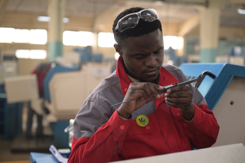 8月29日，在位于肯尼亞首都內羅畢的肯尼亞科技大學，一名第十屆非洲職業技能挑戰賽的參賽選手在數控機床前檢查游標卡尺。新華社記者 楊光 攝