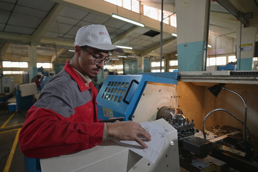 8月29日，在位于肯尼亞首都內羅畢的肯尼亞科技大學，一名第十屆非洲職業技能挑戰賽的參賽選手在數控機床前工作。新華社記者 楊光 攝