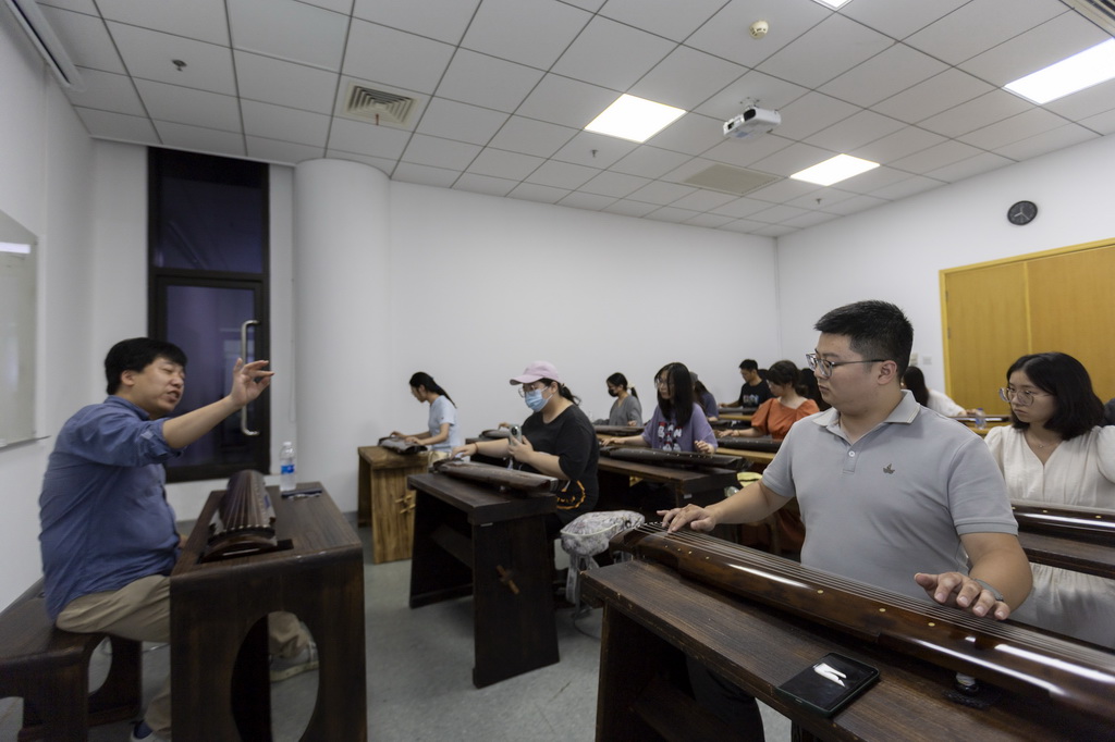 9月1日，在上海市群眾藝術館，古琴課程的學員在市民藝術夜校上課。