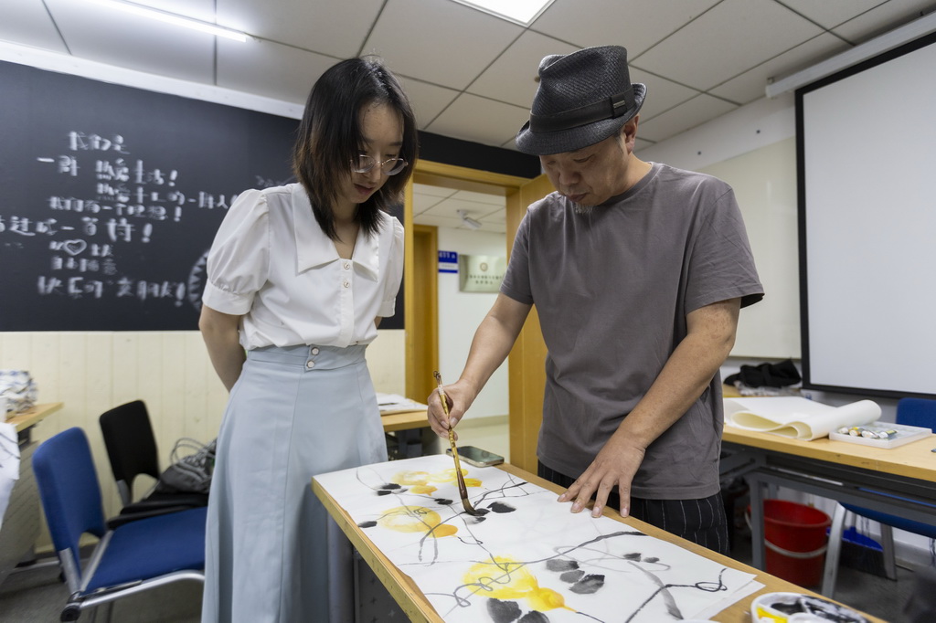 9月1日，在上海市群眾藝術館，國畫課程的學員在市民藝術夜校上課。